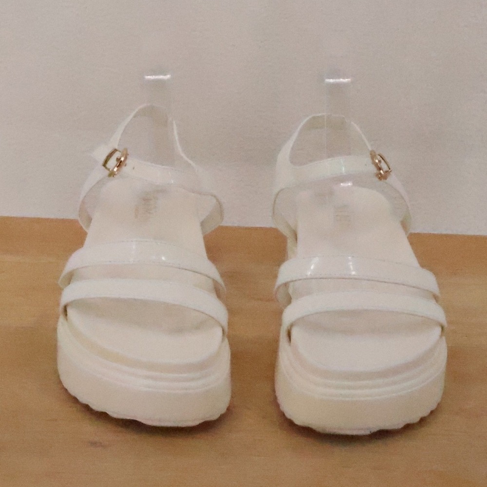 SIMMI London Bryliegh Platform Sandals Womens Size 7 to 7.5 White Chunky Beachy